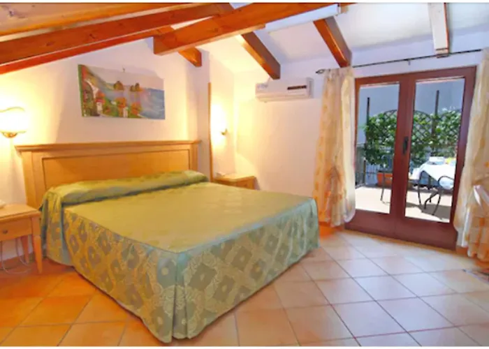 מלון Due Torri 3*